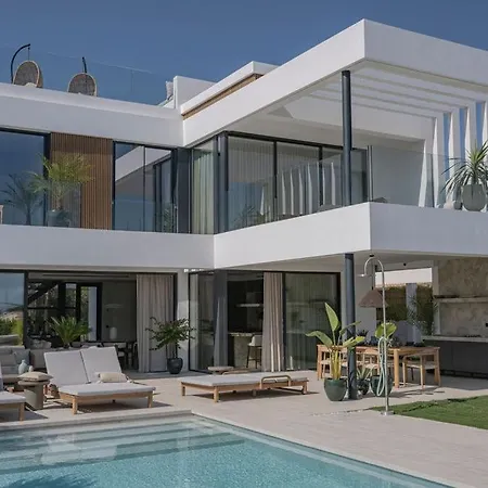 Вилла Marbesa Beachside Lux *