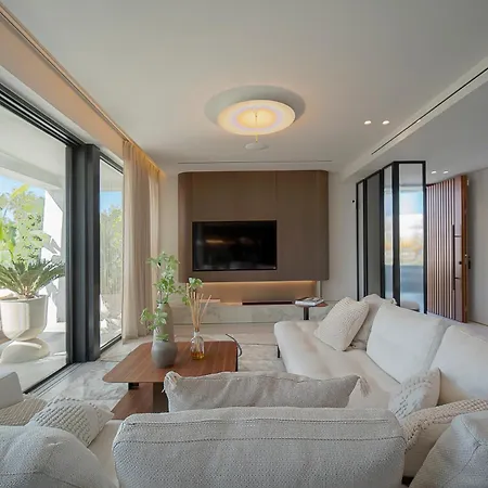 فيلة Marbesa Beachside Lux *