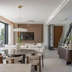 ヴィラ Marbesa Beachside Lux *