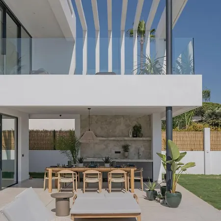 Vila Marbesa Beachside Lux