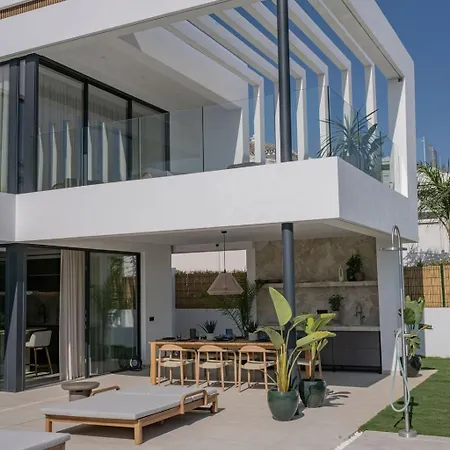 Marbesa Beachside Lux Vila *